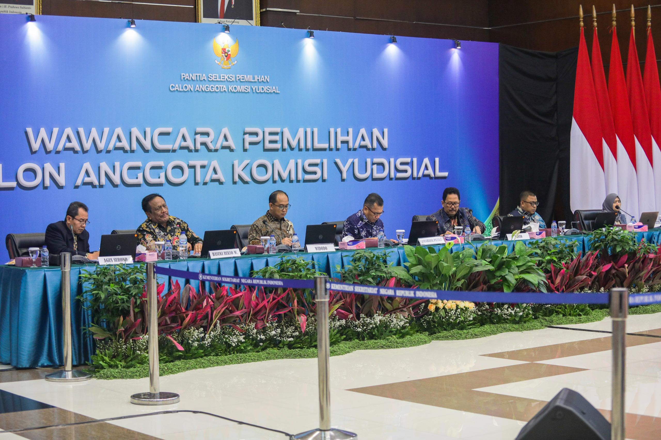 Calon Anggota KY Jalani Tes Wawancara